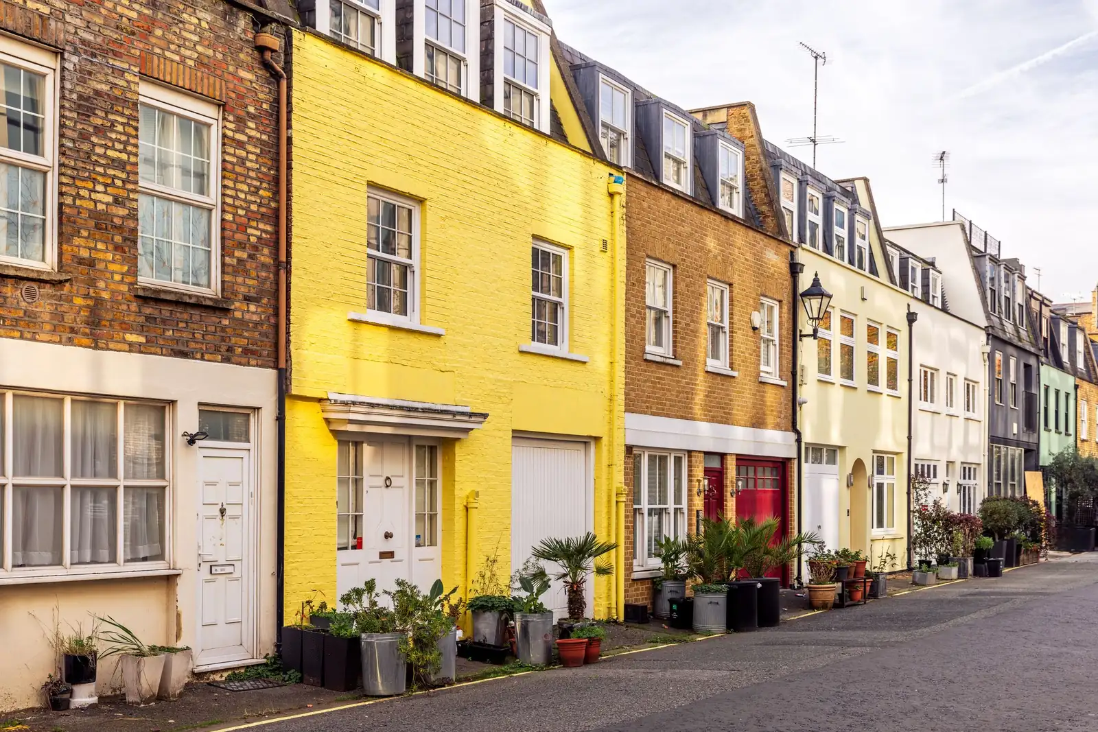 UK Average Home Price Hits £300,000 Milestone, Halifax Reports